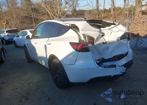 2024 Tesla Model Y Long Range Dual Motor All-Wheel Drive/Rwd z USA, uszkodzony, nr VIN 7SAYGDED4RF017130